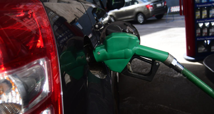Expertos del rubro proyectan que el precio de las bencinas seguirá incrementando