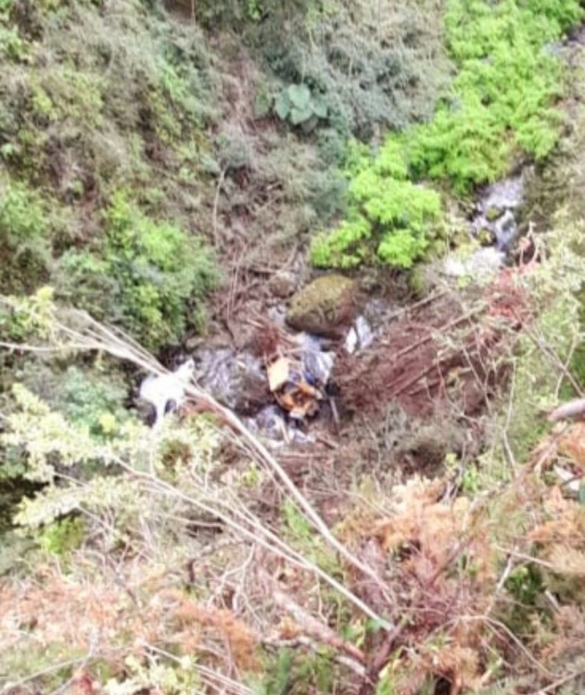 Hombre muere tras volcamiento y caída de máquina a quebrada de 100 metros en Panguipulli