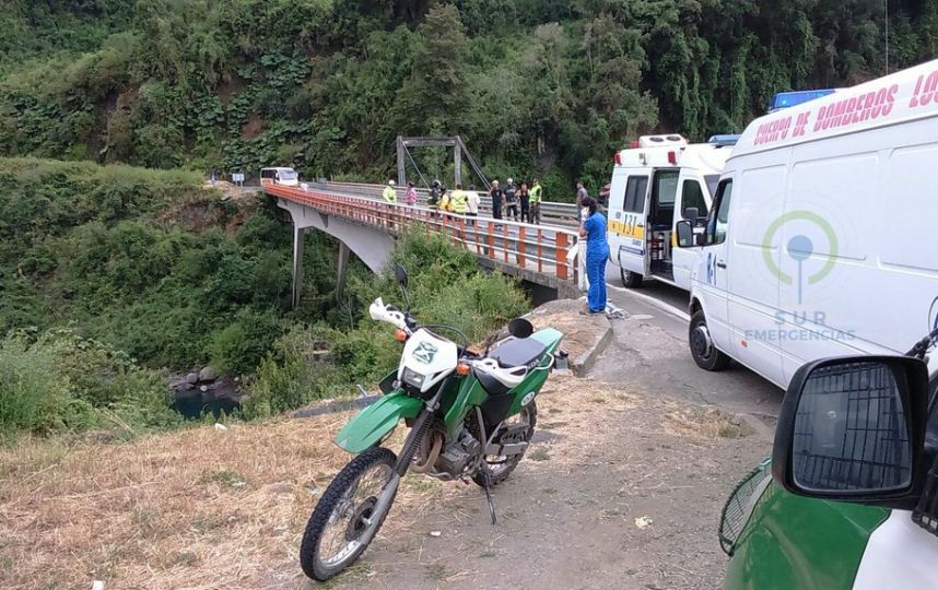 Dos personas fallecidas deja desbarrancamiento de camión en puente Malihue