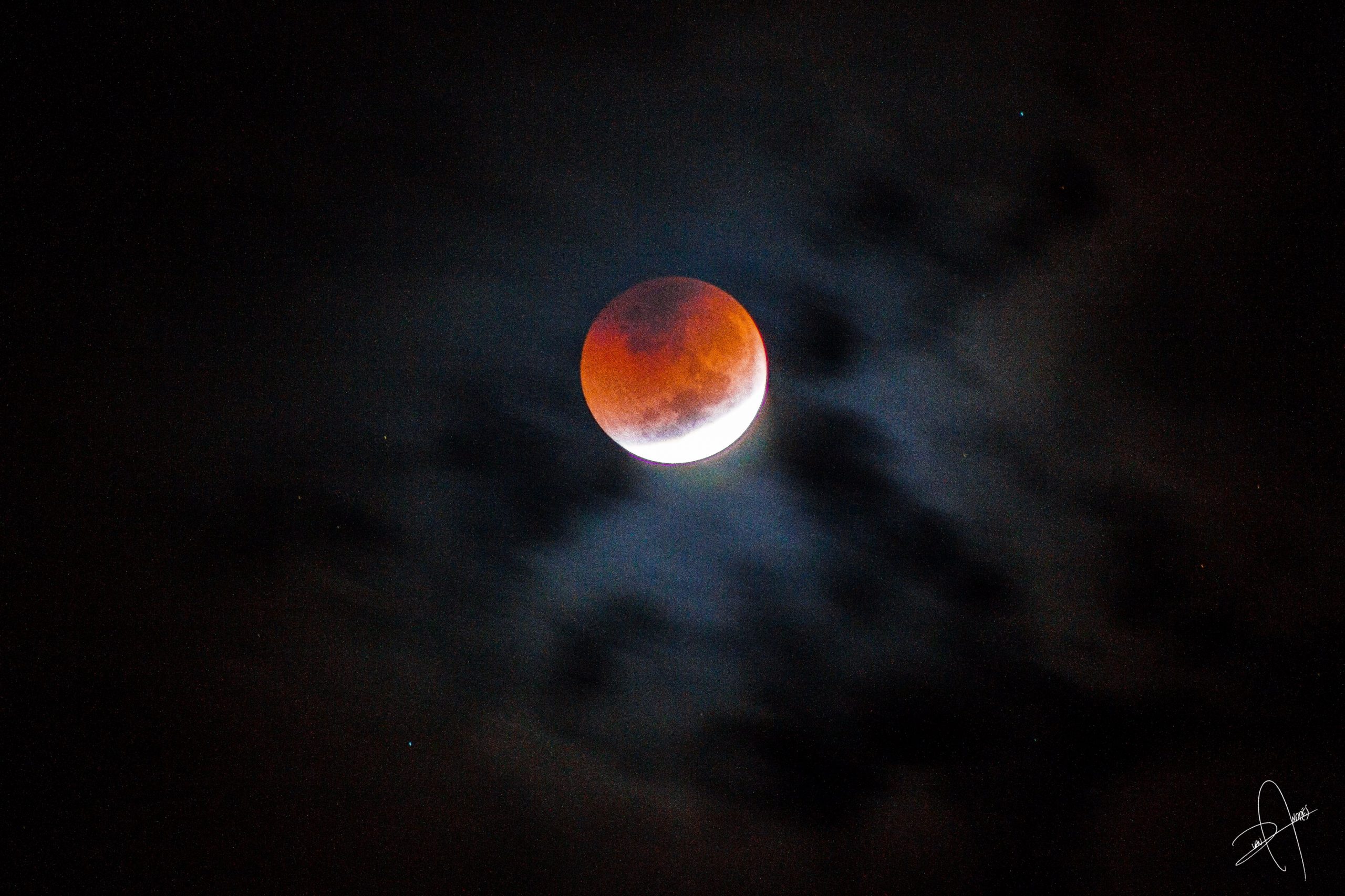 Así se vio desde Chile, el último eclipse lunar de este año