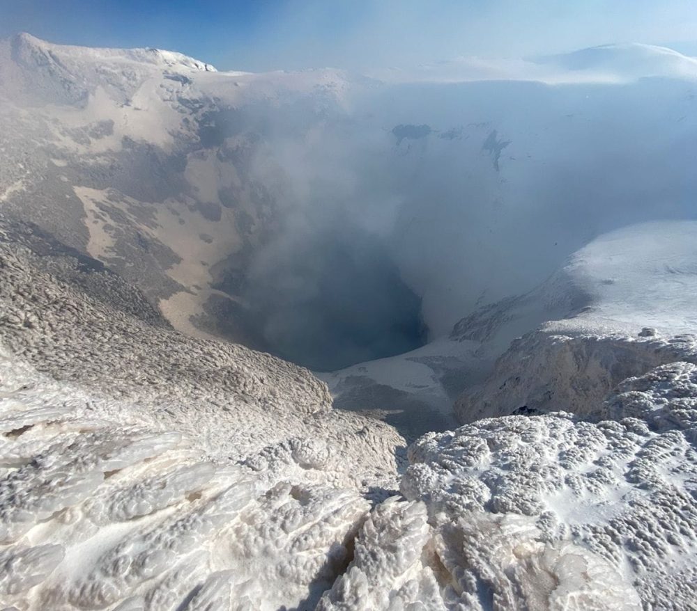 Araucanía: Sismos internos en Volcán Villarrica provocan nuevas explosiones que alcanzan los 100 metros de altura