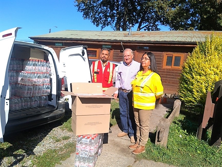 Araucanía: SOFO donó 8 mil botellas de agua y dos mil barras de cereal a brigadistas de CONAF y bomberos