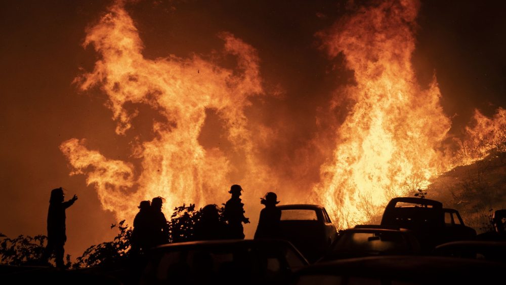 Nacional: Gobierno reporta 283 incendios activos en Chile y asegura que «perseguirá severamente» a responsables