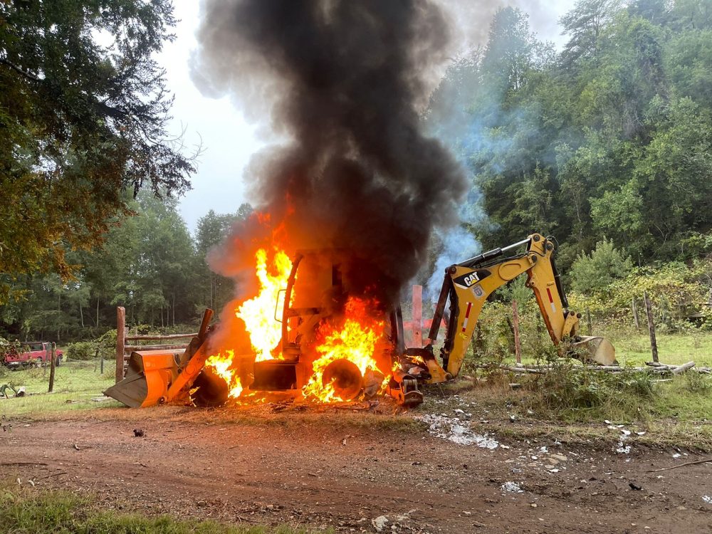 Retroexcavadora perteneciente a la Municipalidad de Panguipulli fue quemada en Pullinque Bajo