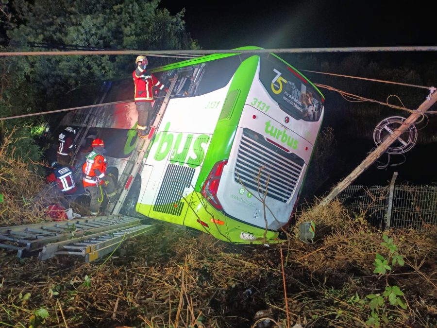 Un muerto y 15 lesionados deja choque entre un bus y un auto en ruta Valdivia y Mariquina