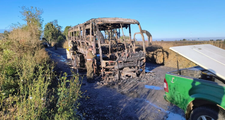 Atacan e incendian bus con trabajadores dentro en La Araucanía