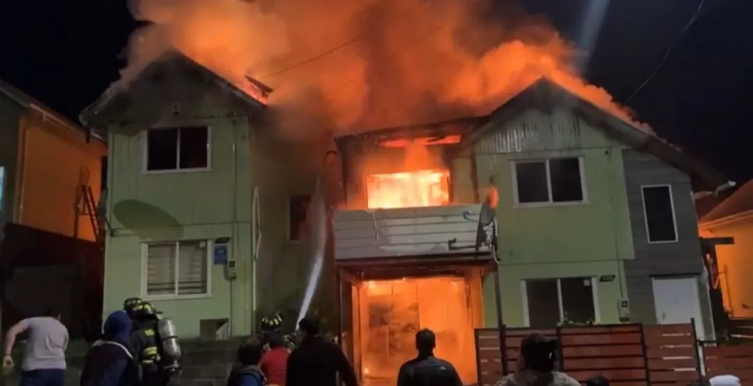 Ocho damnificados dos viviendas destruidas dejó incendio en Villa Cumbres