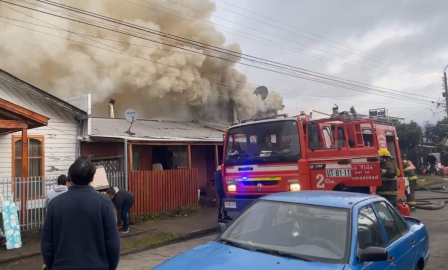 Incendio en Lanco deja tres damnificados y movilizó a fuerzas de emergencia