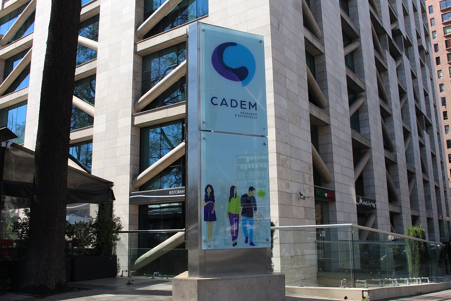 Jeannette Jara lidera en primera vuelta, pero pierde en todos los escenarios de segunda vuelta clave, según Cadem