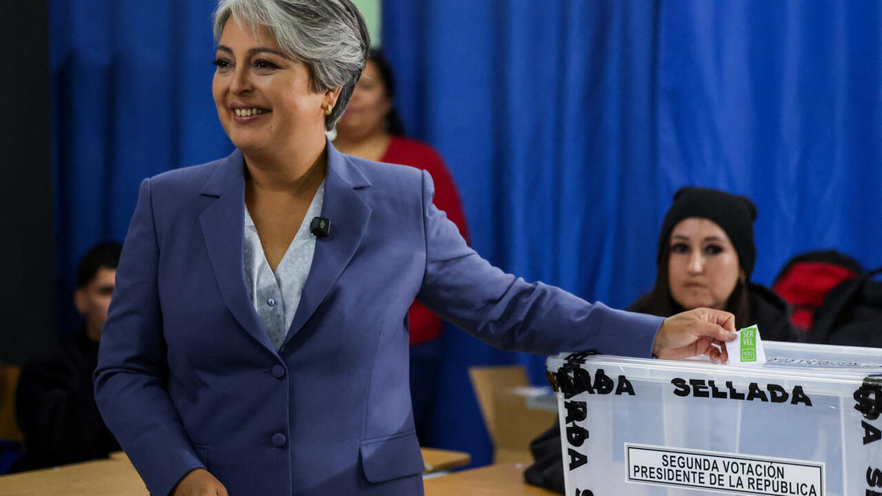 La candidata comunista Jeannette Jara vota en Conchalí